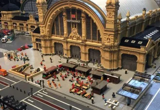 Сборка копий реальных городов из LEGO