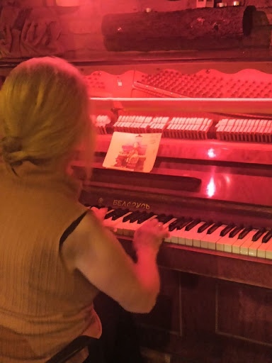 Пять историй о релокациях: как художницы переехали в новые страны и смогли там обустроиться 30 Пианистка