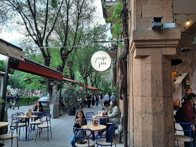 Пять историй о релокациях: как художницы переехали в новые страны и смогли там обустроиться 12 Виды и заведения в Ереване