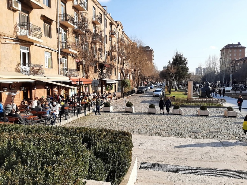 Пять историй о релокациях: как художницы переехали в новые страны и смогли там обустроиться 14 Ресторанная улочка у подножия Каскада