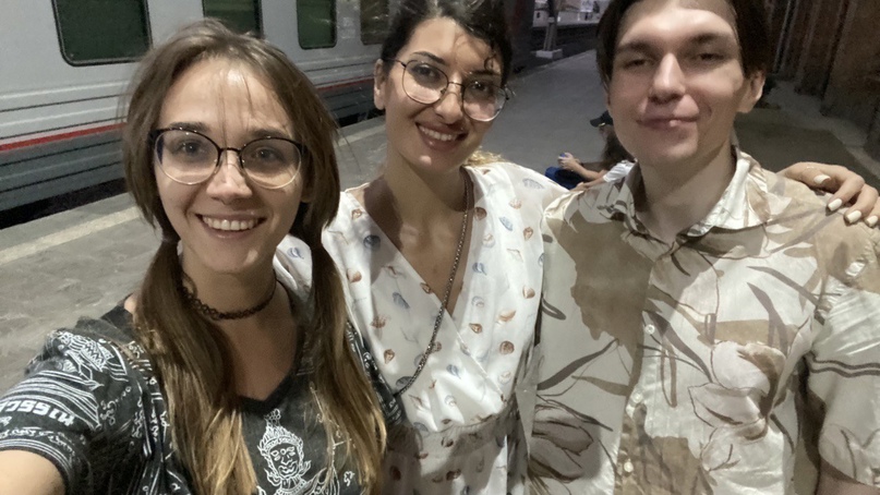 Пять историй о релокациях: как художницы переехали в новые страны и смогли там обустроиться 25 Друзья провожают Олю в Тбилиси